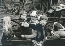 863195 Afbeelding van enkele Wijk C-kinderen, tijdens een uitstapje naar het pretpark Duinrell te Wassenaar. Het ...